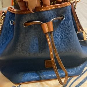 BEAUTIFUL AUTHENTIC Dooney & Bourke EXCELLENT CONDITION!! Bucket Bag Leather